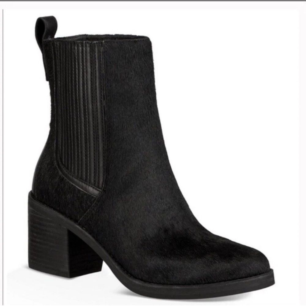 Ugg Camden Exotic Black Chelsea Ankle Boots Womens furry size 9 EUC Fall Winter